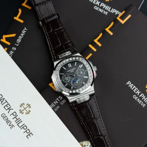 Patek Philippe Nautilus 5740 Gray Dial Automatic Movement Leather Strap 40mm